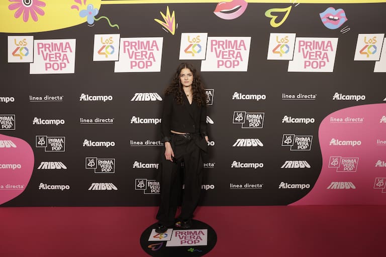 La cantante, Lucía de la Puerta, ha querido darle el toque a este clásico total black con el corte crop de la chaqueta.