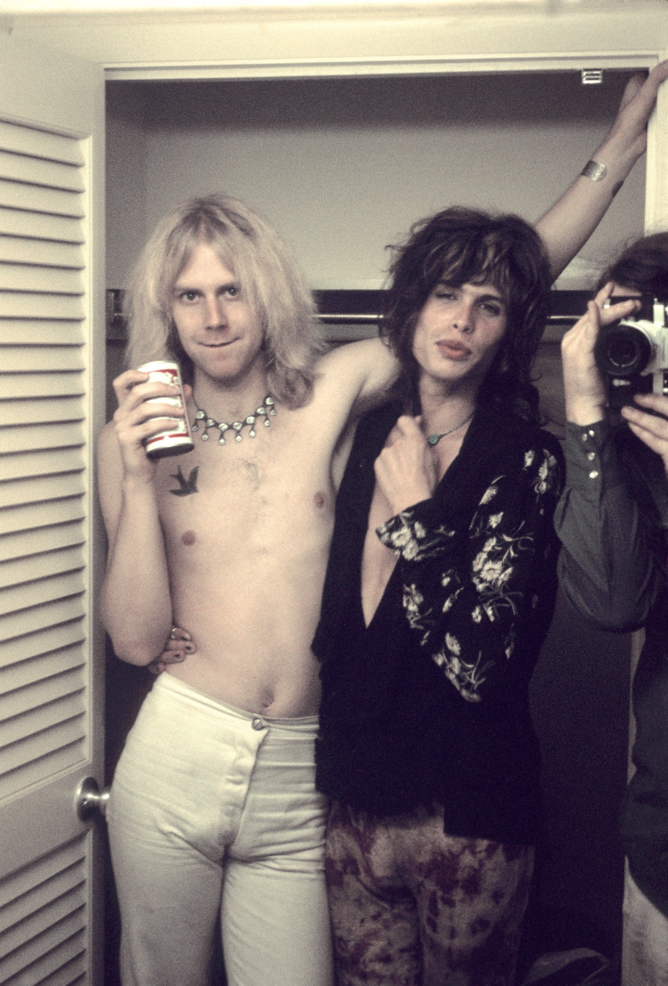 Tom Hamilton y Steven Tyler de Aerosmith en el backstage en 1973