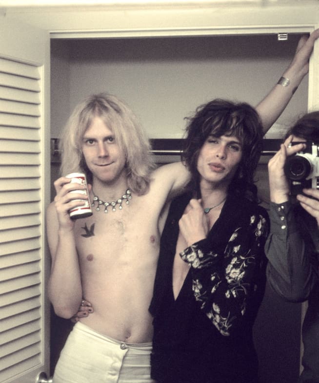 Tom Hamilton y Steven Tyler de Aerosmith en el backstage en 1973