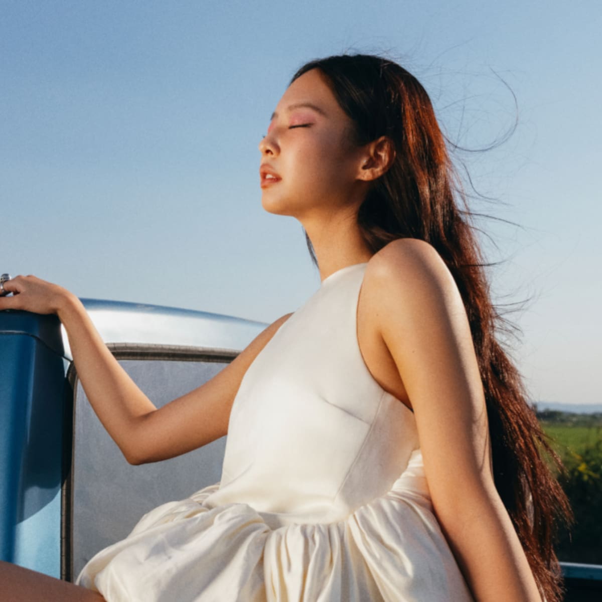 Jennie vive un romance de verano indie en Girona en 'Less than a Lover' con el modelo Nah Kai
