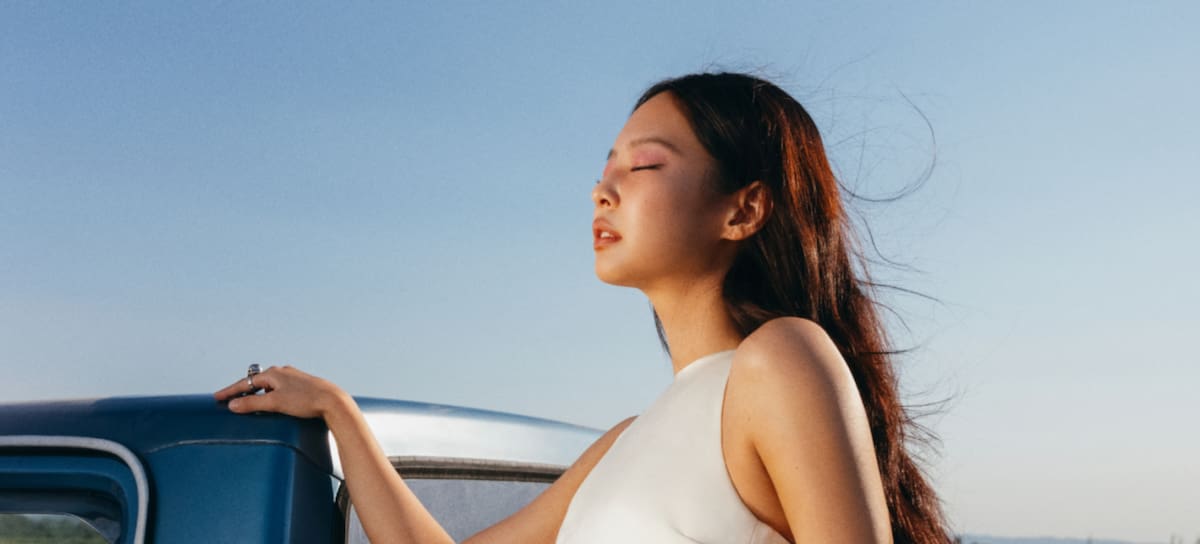 Jennie en 'Less than a Lover'