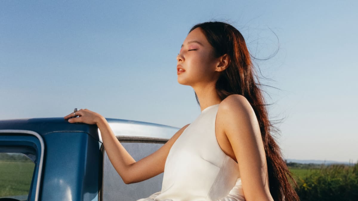 Jennie vive un romance de verano indie en Girona en 'Less than a Lover' con el modelo Nah Kai