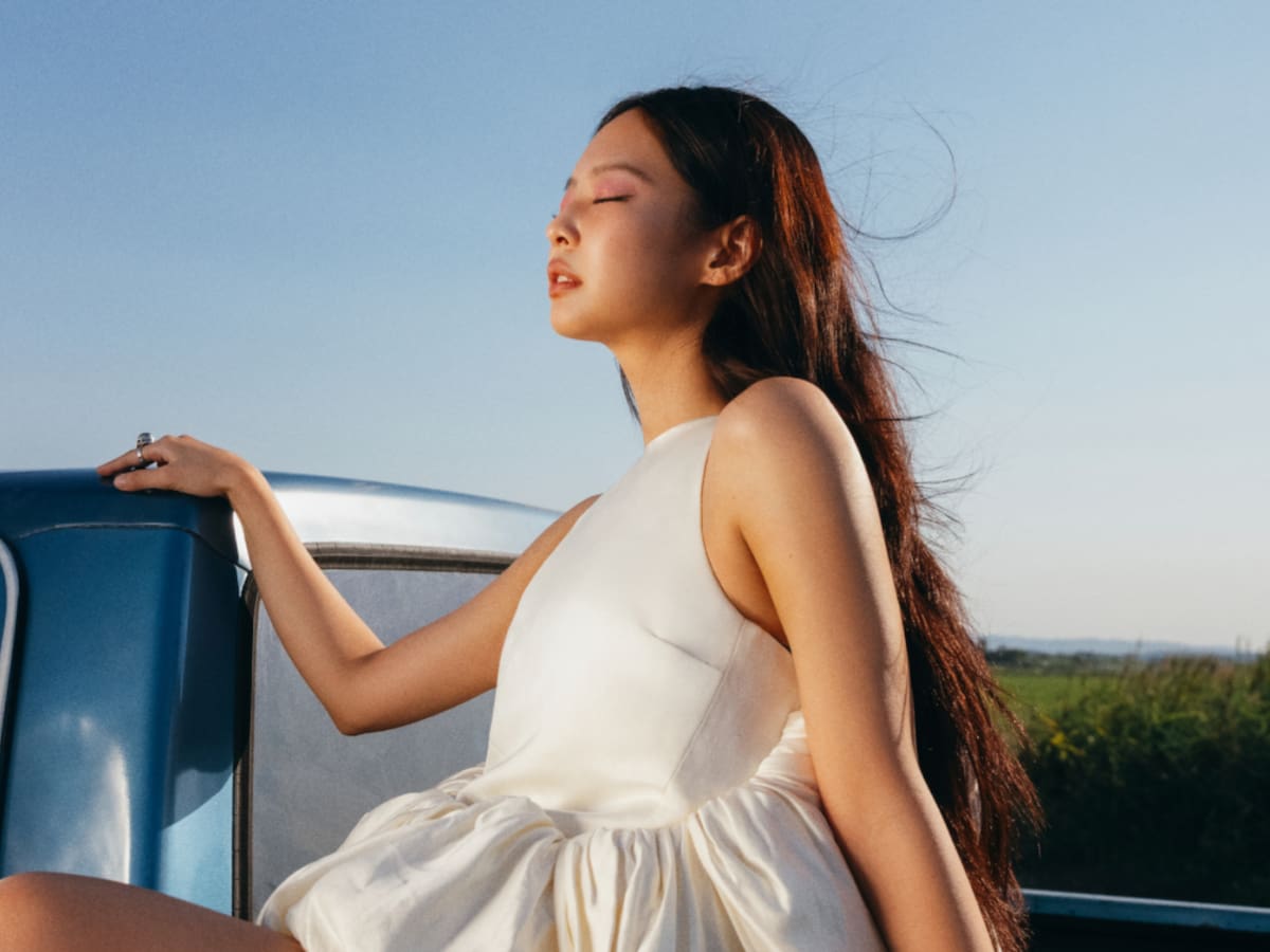 Jennie vive un romance de verano indie en Girona en 'Less than a Lover' con el modelo Nah Kai