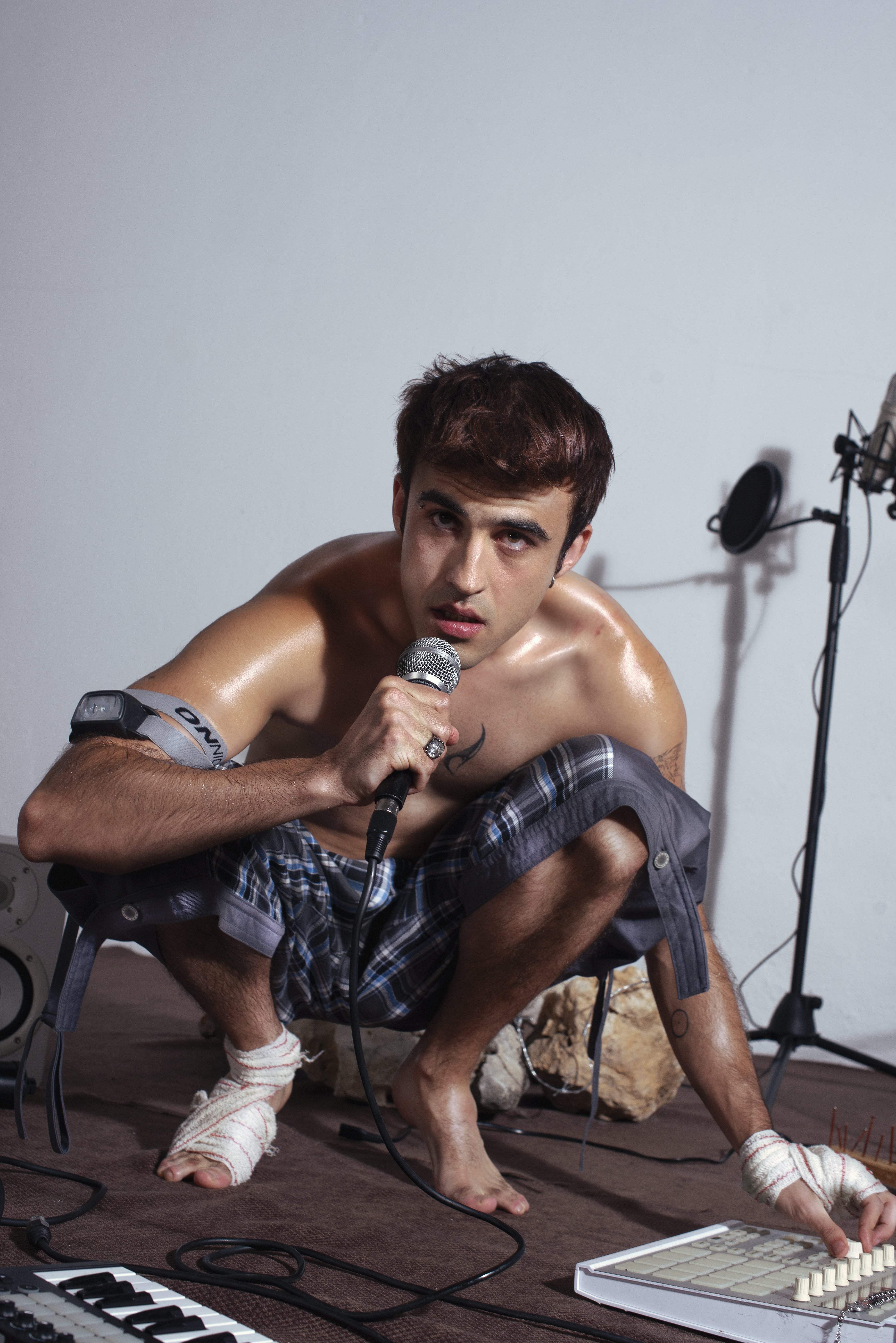 BAJOCERO X presenta su primer álbum de estudio 'Desquiciado', una mezcla de las tradición clásica española con una producción moderna y electrónica.