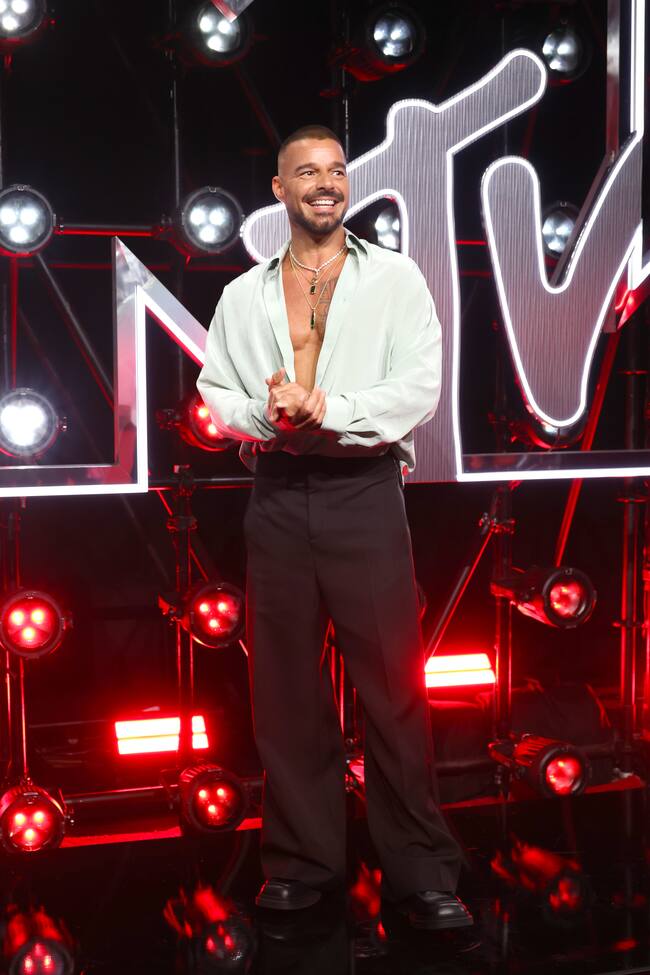 La variedad de escotes no es terreno solo para las chicas. Ricky Martin lució uno bastante abierto con su camisa blanca. El Icono latino no dudó en lucir torso.