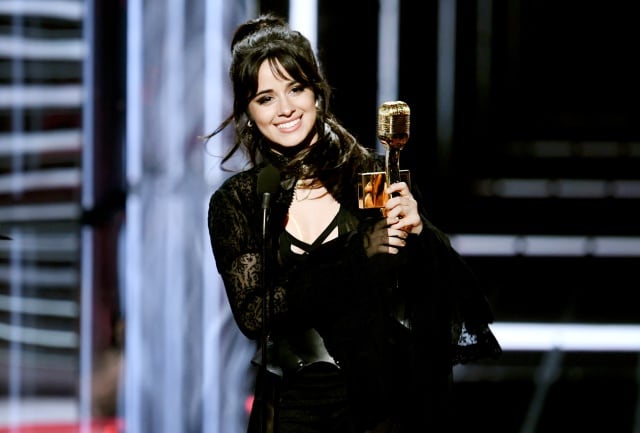 Camila recoge su premio en los Billboard Music Awards