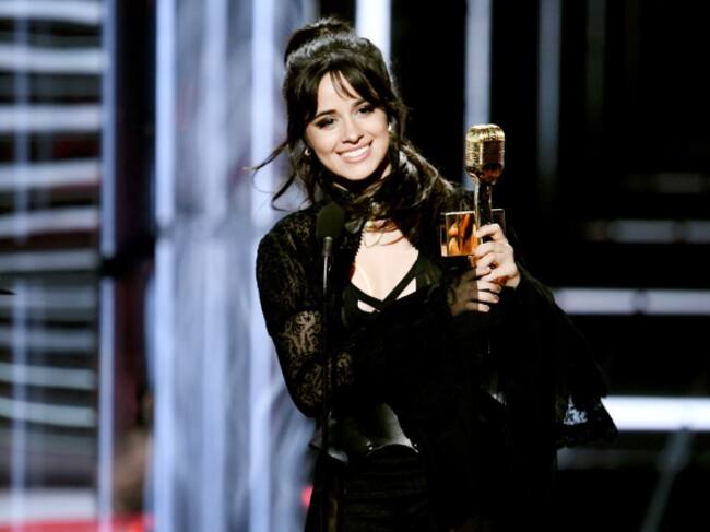 Camila recoge su premio en los Billboard Music Awards