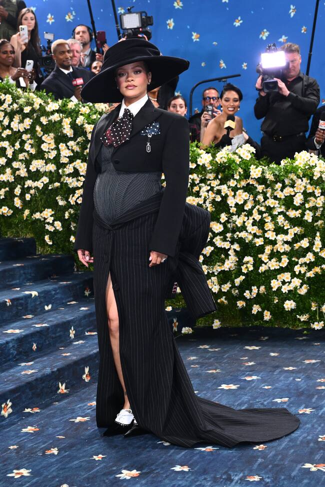 Media hora después de los últimos invitados, y cuando ya empezaban a irse los fotógrafos llegó Rihanna anunciando con su outfit negro que está embarazada por tercera vez. La gran sorpresa de la alfombra.
