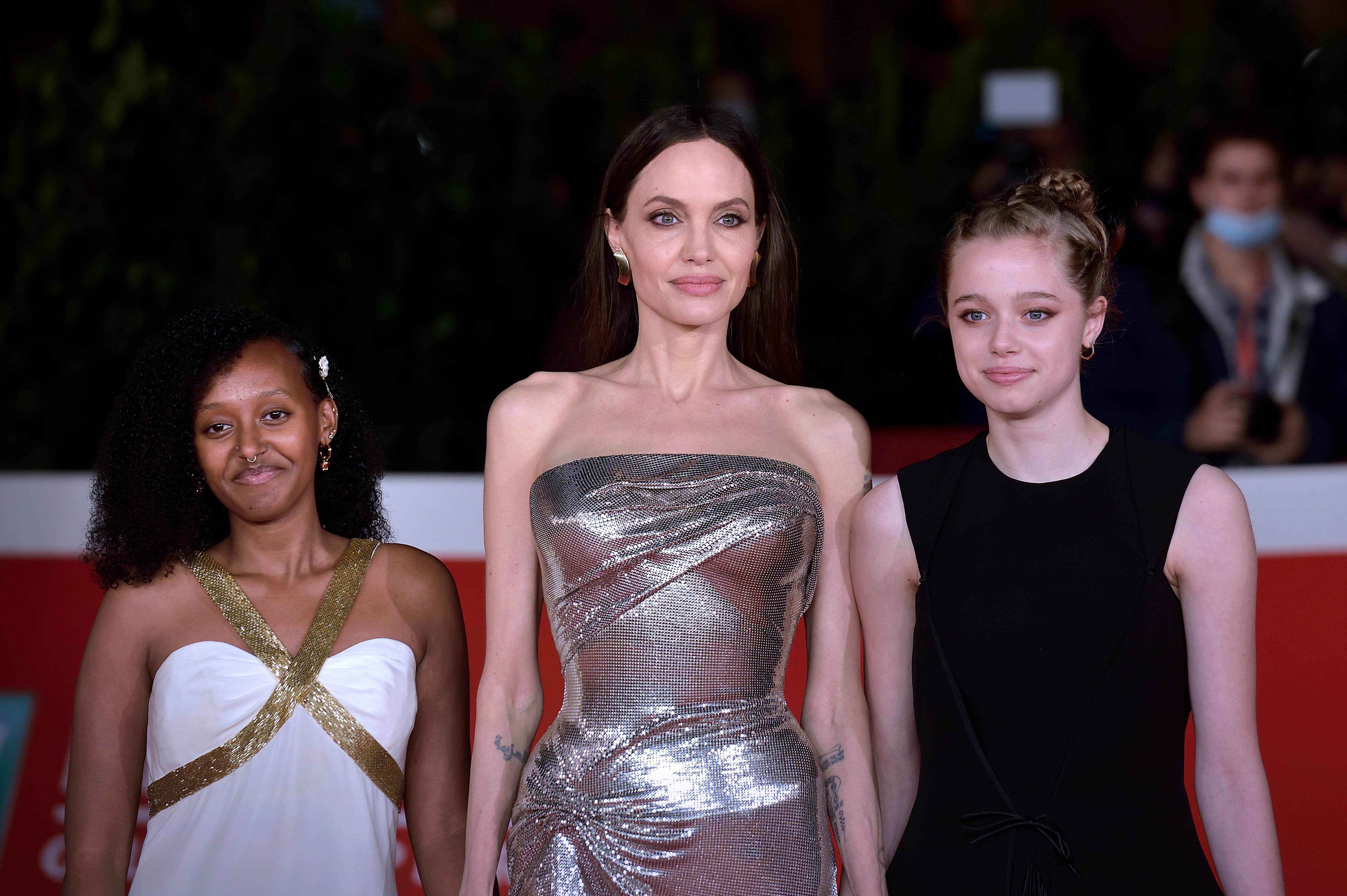 Angelina Jolie y sus hijas, Zahara Marley Jolie-Pitt y Shiloh Jolie-Pitt, en el Festival de Cine de Roma, 2021. (Photo by Rocco Spaziani/Archivio Spaziani/Mondadori Portfolio via Getty Images)
