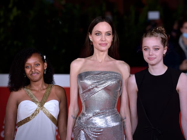 Angelina Jolie y sus hijas, Zahara Marley Jolie-Pitt y Shiloh Jolie-Pitt, en el Festival de Cine de Roma, 2021. (Photo by Rocco Spaziani/Archivio Spaziani/Mondadori Portfolio via Getty Images)
