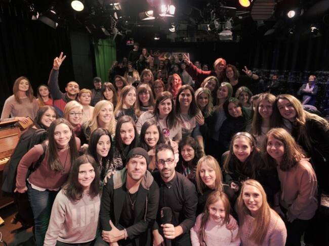 Foto de familia con el equipo de LOS40 Barna y los fans de Pablo. Créditos: Sergi Sánchez