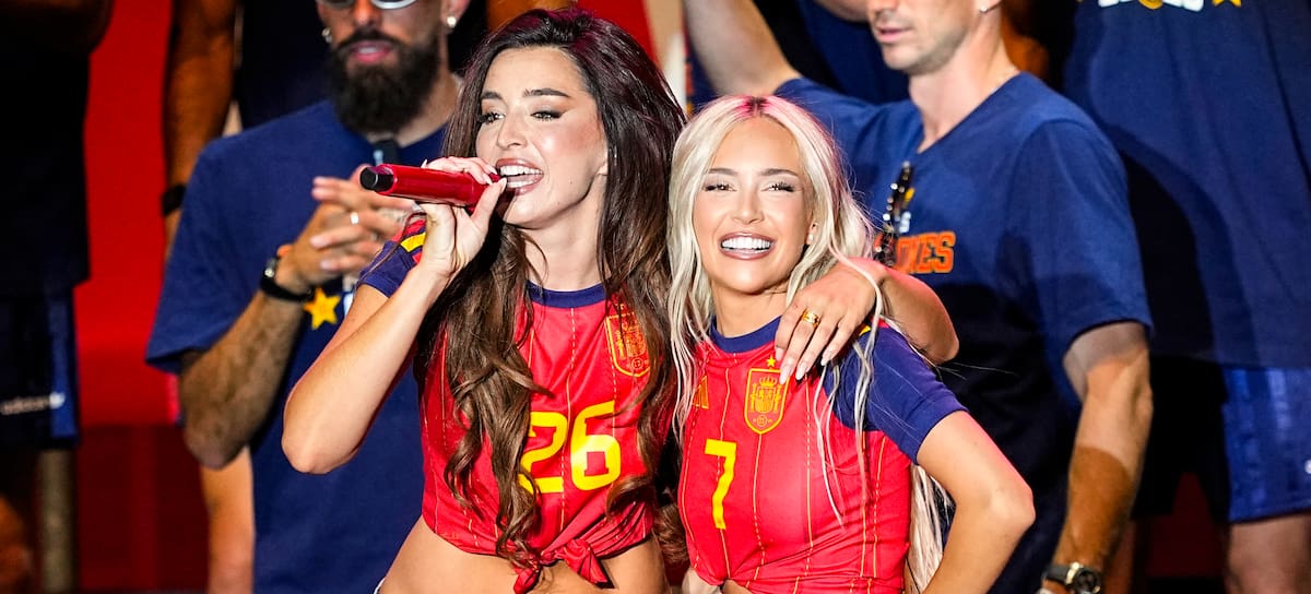 Lola Indigo y Ana Mena en la celebración del Mundial en Cibeles.