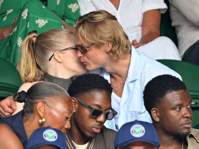 Este sábado sabremos quién se alza con la victoria en Wimbledon tras una final en la que esperamos ver a Carlos Alcaraz. Un torneo que comenzó el pasado 2 de julio y que, además de mucho tenis, nos ha dejado mucho amor. El deporte se disfruta más en pareja cuando eres espectador y estas parejas lo han demostrado. La actriz Ellie Bamber, tras salir con Richard Madden de 'Juego de Tronos', sale ahora con el actor y modelo Oliver Overgaard y les pudimos ver juntos.