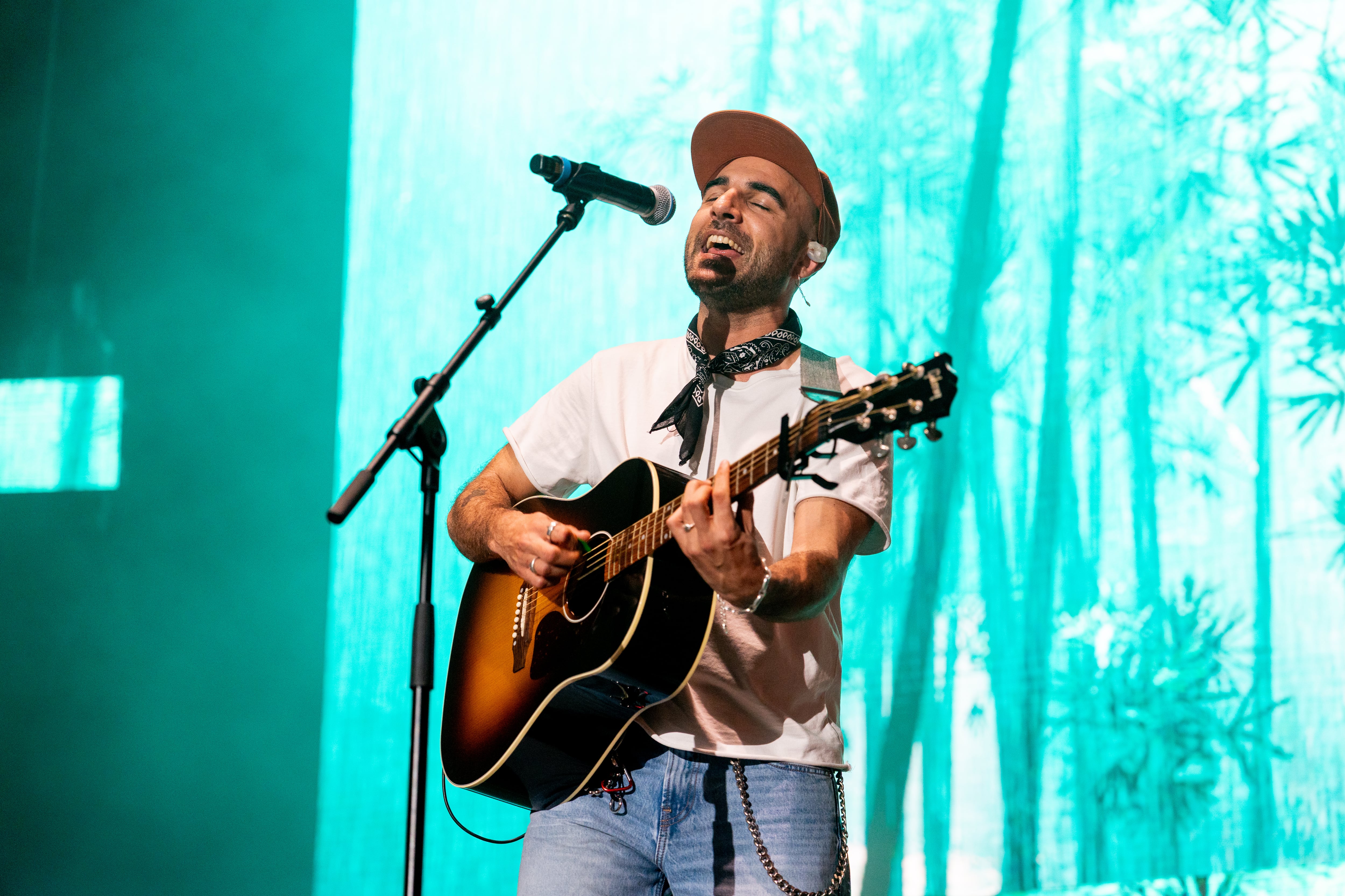 Nil Moliner ha recuperado la energía del Olimpic Arena de Badalona con 'Mi religión' y 'Libertad0, dos gritos de esperanza