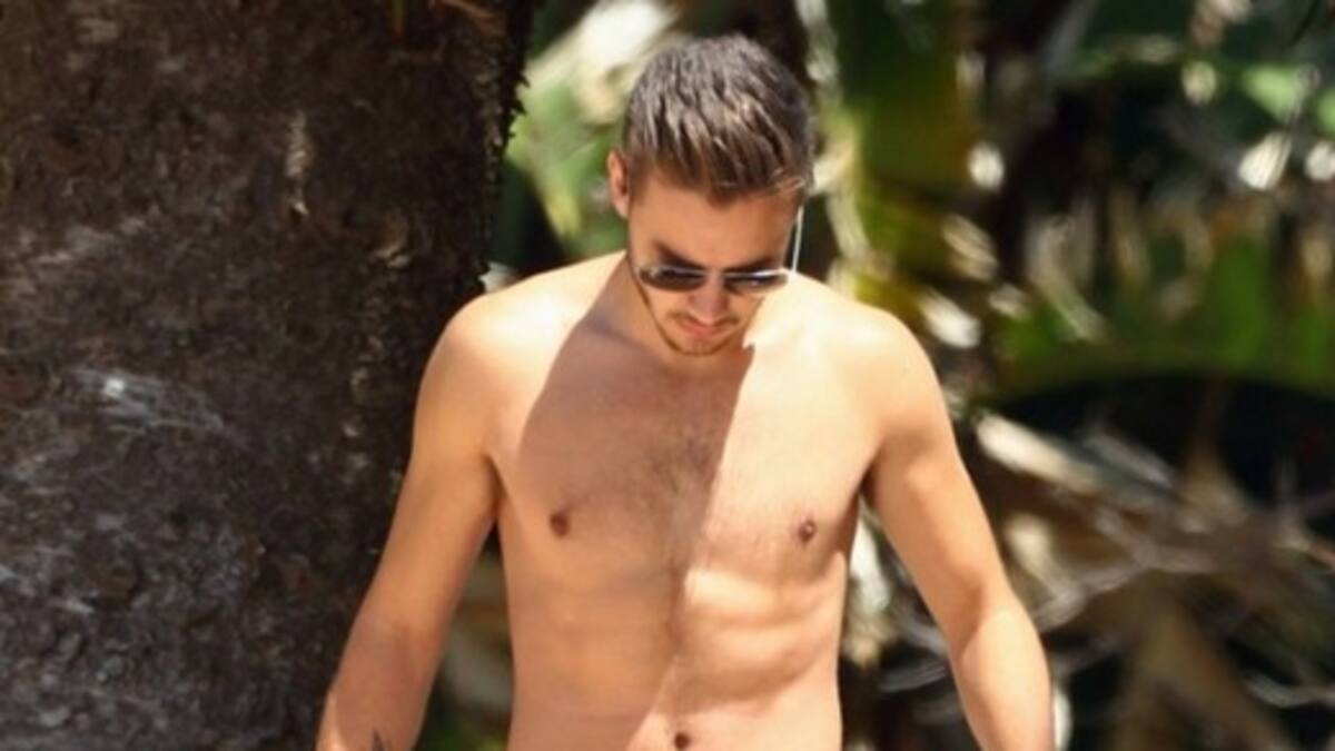 Liam Payne casi desnudo en vacaciones