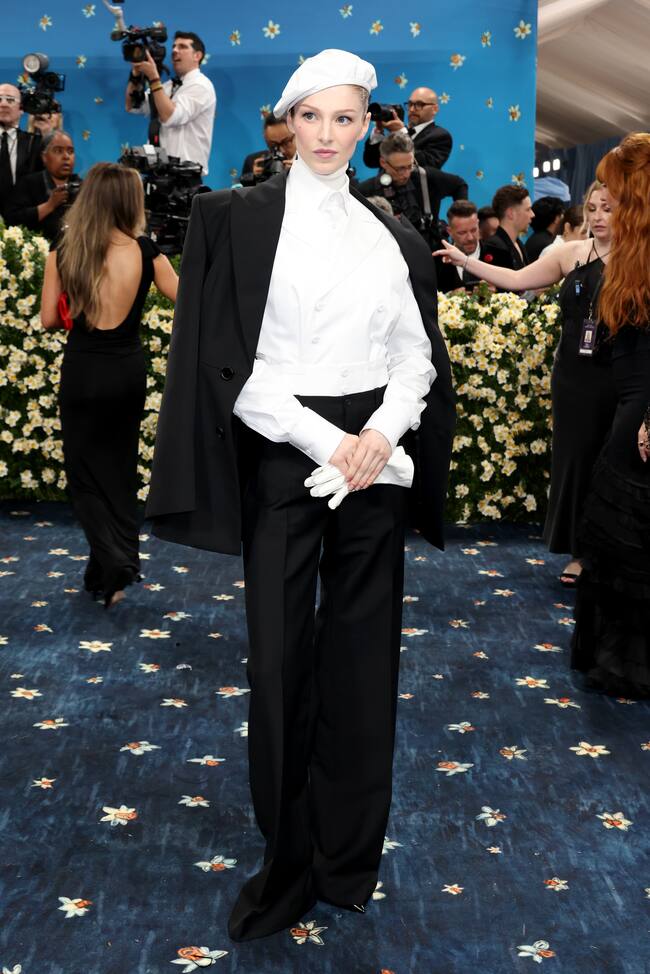 Hunter Schaffer optó por un traje más de corte masculino, pero añadió dos detalles que la hicieron destacar: un jersey de cuello de cisne por debajo de la camisa y una boina que hace las veces de borsalino.