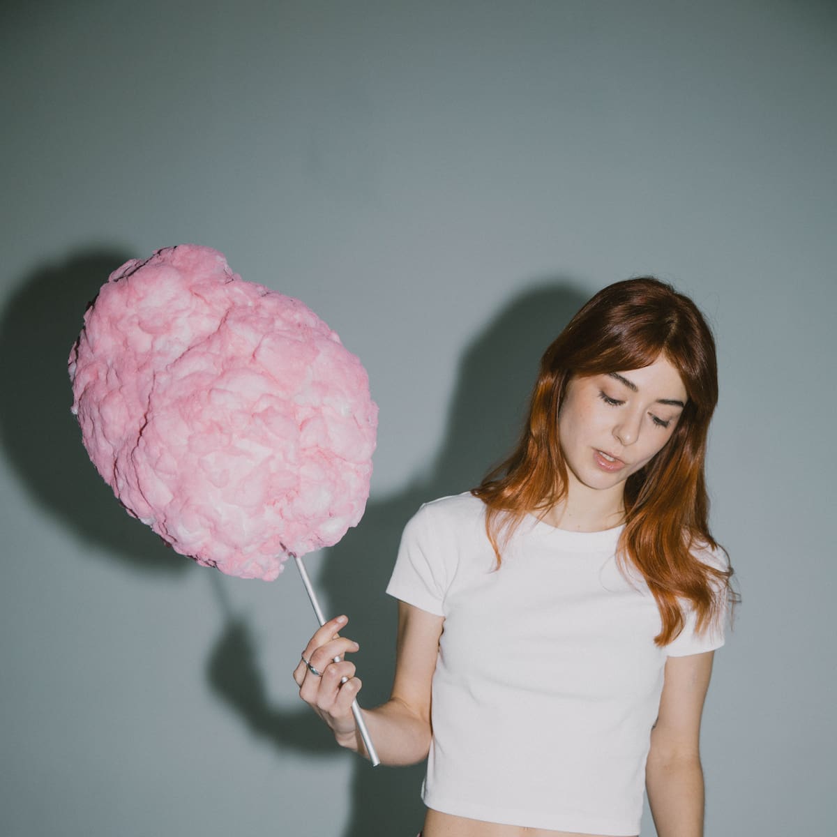 Júlia Blum transforma el pop en un refugi per a 'Somiar Desperta'