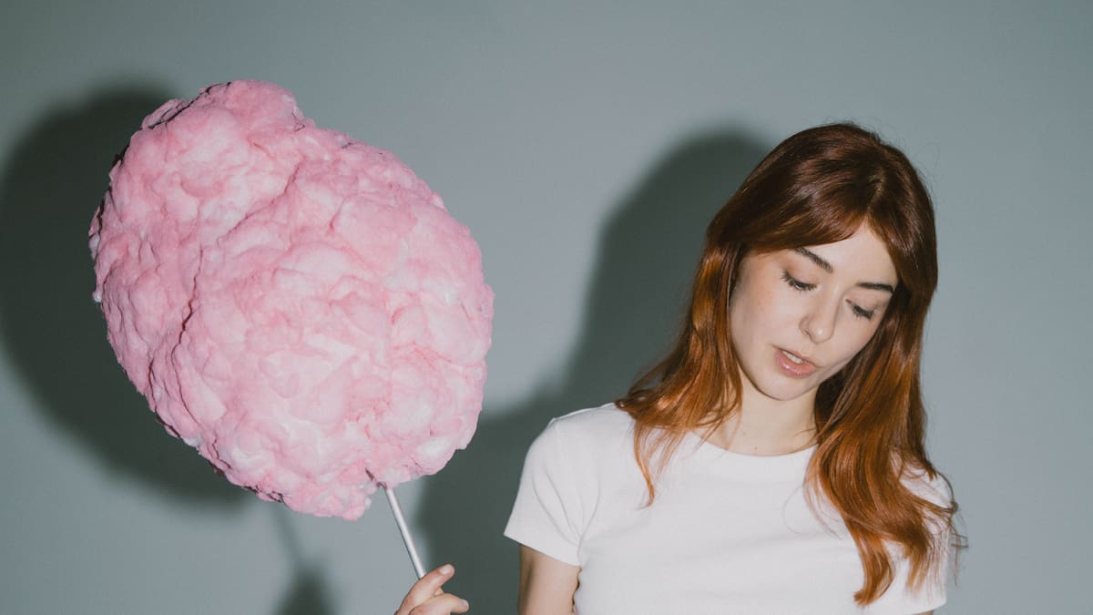 Júlia Blum transforma el pop en un refugi per a 'Somiar Desperta'