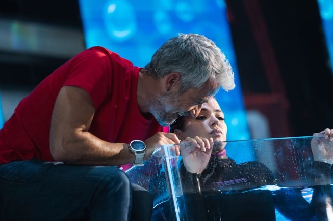 Laura Escanes junto al coach haciendo la prueba de apnea.