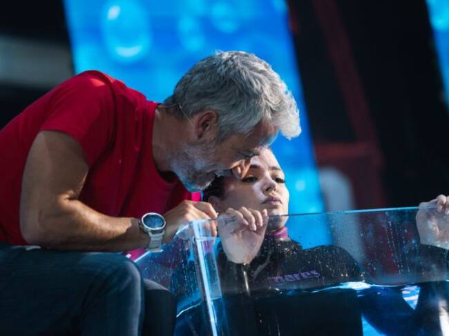 Laura Escanes junto al coach haciendo la prueba de apnea.