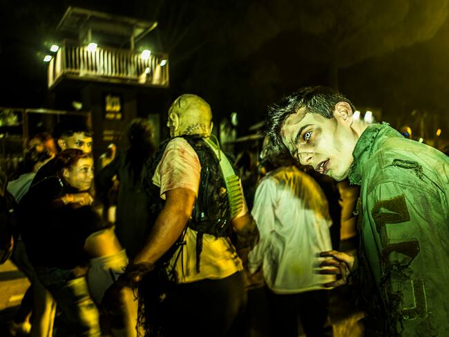 Uno de los zombies de 'The Walking Dead Experience' en el Parque de Atracciones de Madrid. / David Benito/Getty