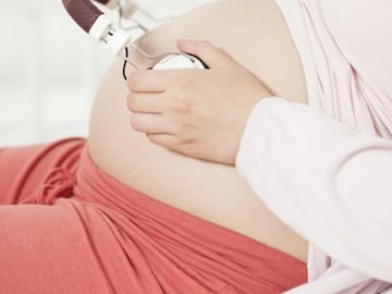 MÚSICA Y BEBÉS DURANTE EL EMBARAZO: BENEFICIOS Y PRECAUCIONES