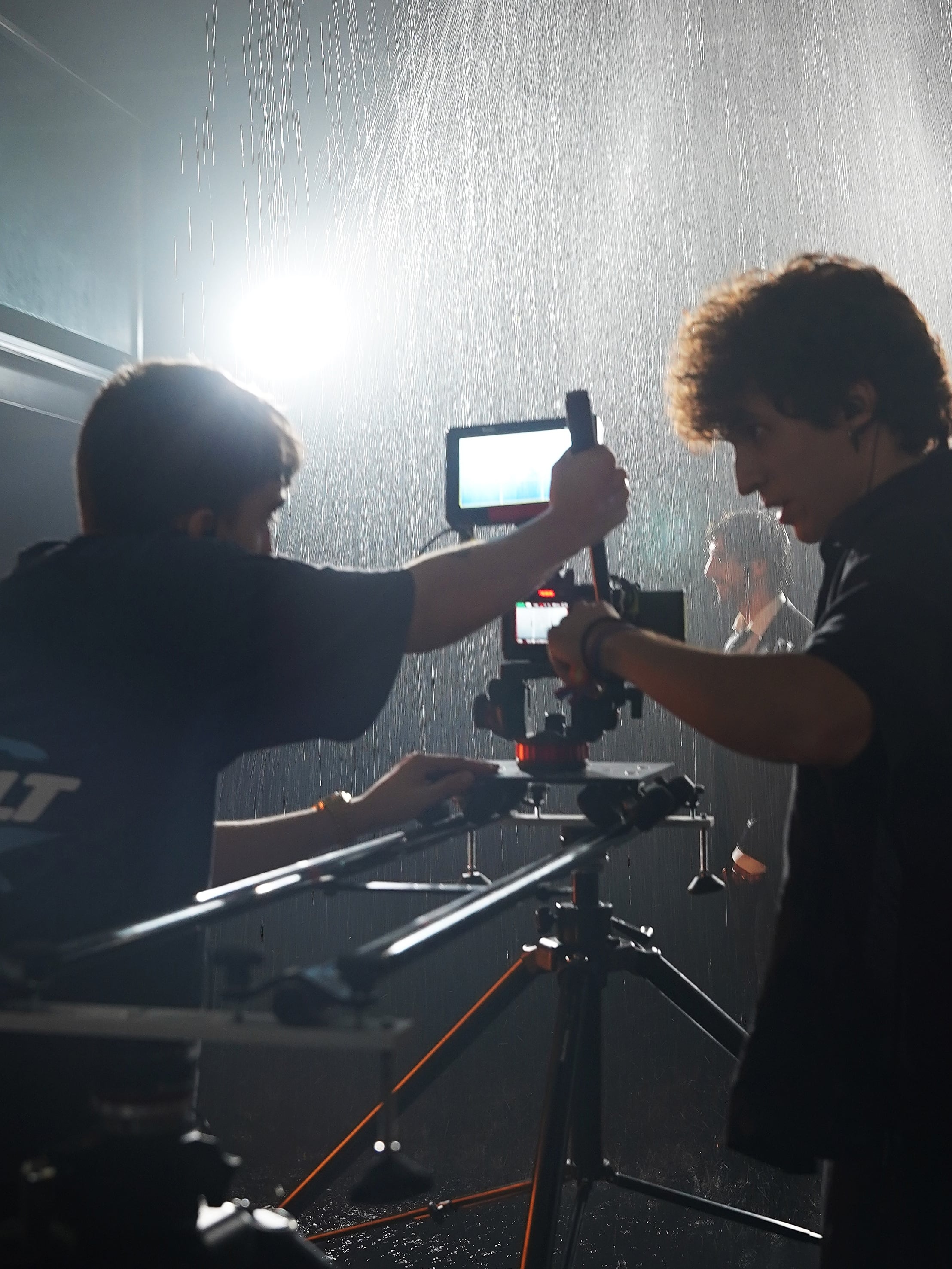 Polo Nandez y el equipo de grabación en el set de &#039;DINERO&#039;. (Foto cedida por Arriba Los Corazones)