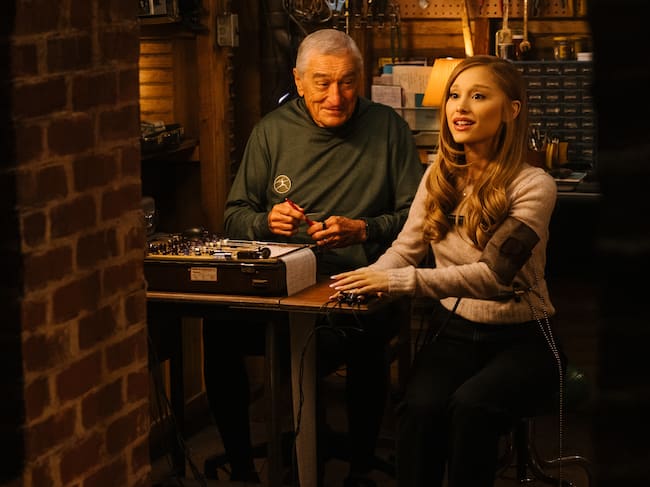 Robert De Niro como Jack Byrnes, y Ariana Grande como Olivia Jones en 'Ahora los suegros son ellos'. / Paramount Pictures