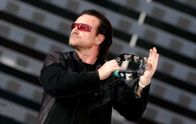 Bono, de U2, actuando en el Tour de Vertigo.