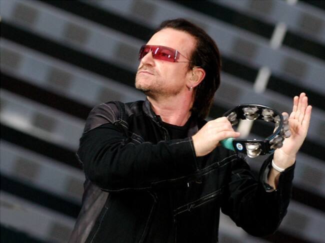 Bono, de U2, actuando en el Tour de Vertigo.