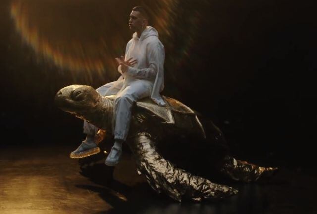 Mahmood sentado en una tortuga en el vídeo de Rapide