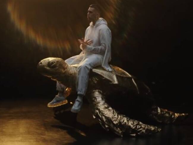 Mahmood sentado en una tortuga en el vídeo de Rapide