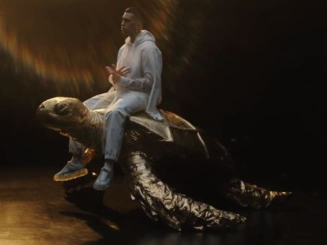 Mahmood sentado en una tortuga en el vídeo de Rapide