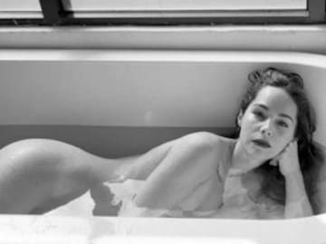 Camila Sodi posa sin ropa en la bañera