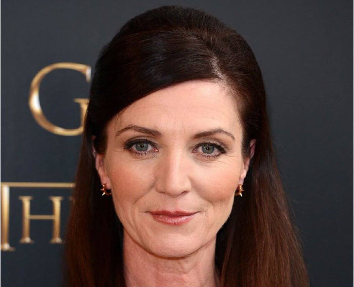 Michelle Fairley - Esta actriz mide 1,65 m.
