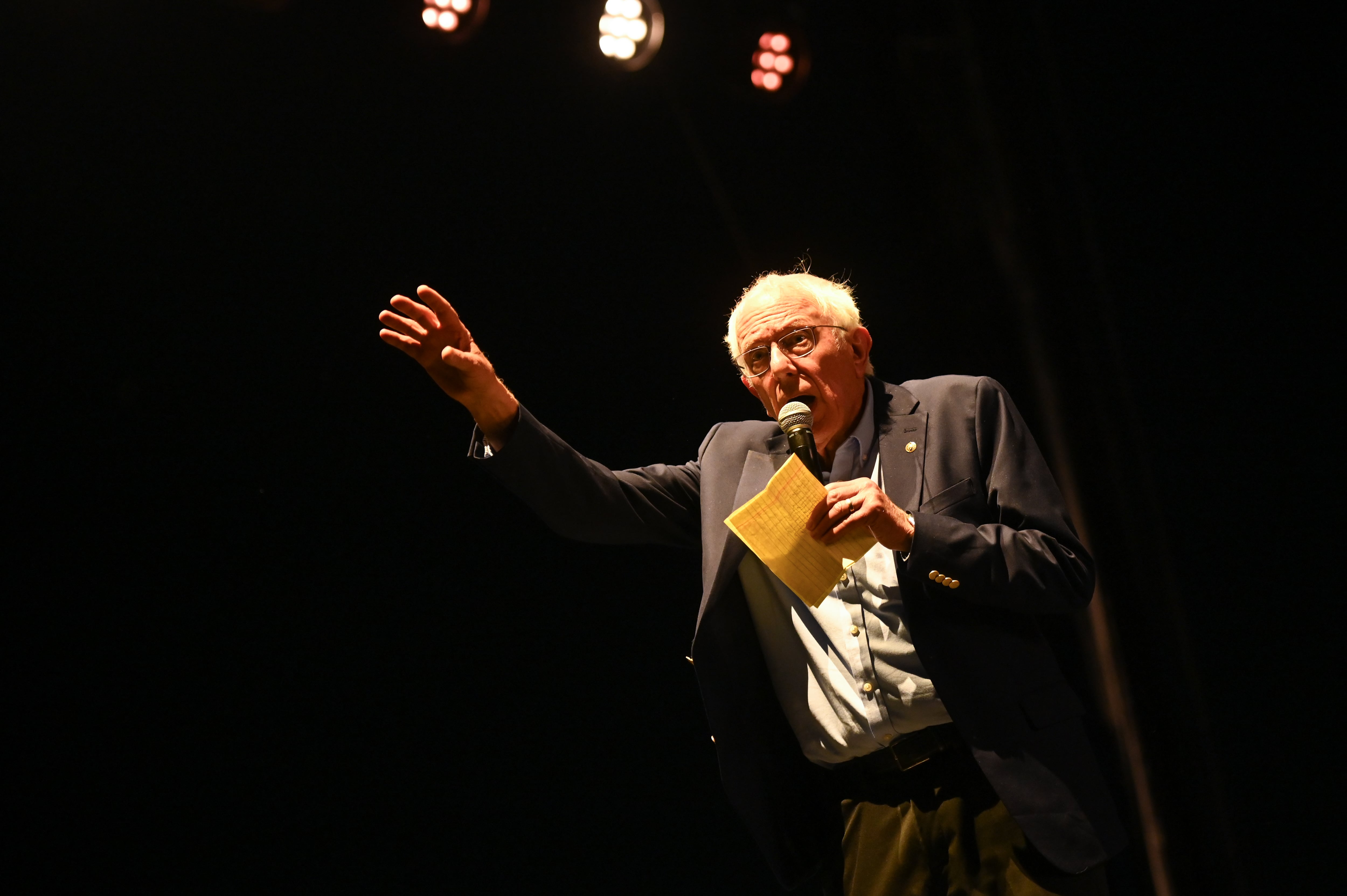 No han faltado guiños políticos en el Festival, uno de los más destacados, la aparición del senador por Vermont que ha pedido a los jóvenes que no den su apoyo a las políticas de Donald Trump.