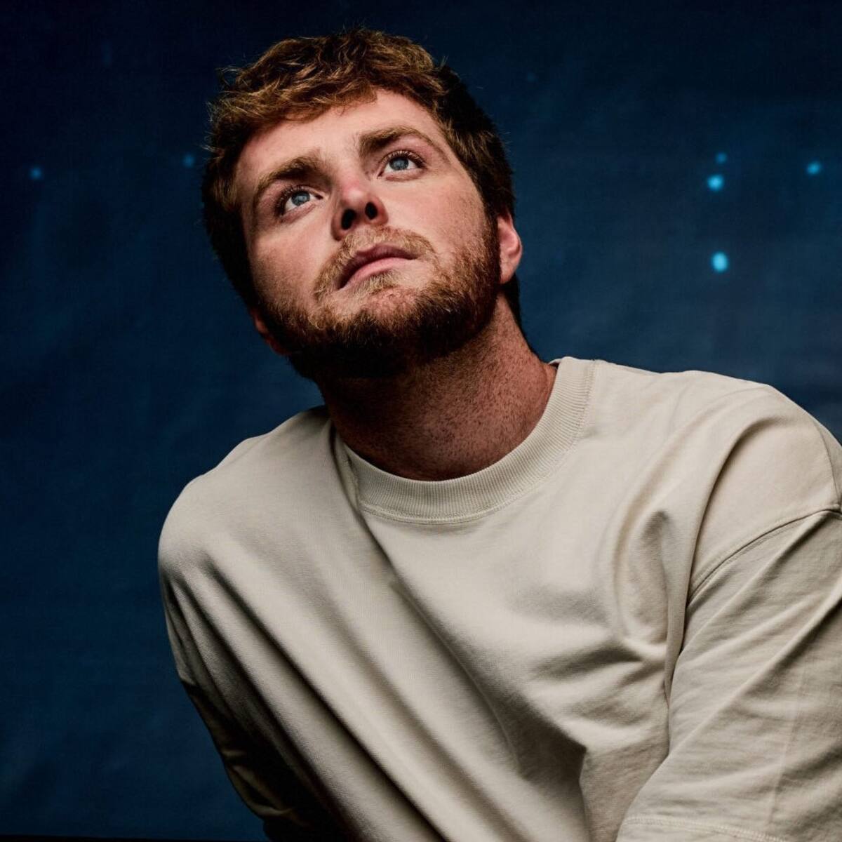 Alex Warren comparte cómo se rompe al escuchar por primera vez la voz de su padre tras su fallecimiento cuando él era un niño
