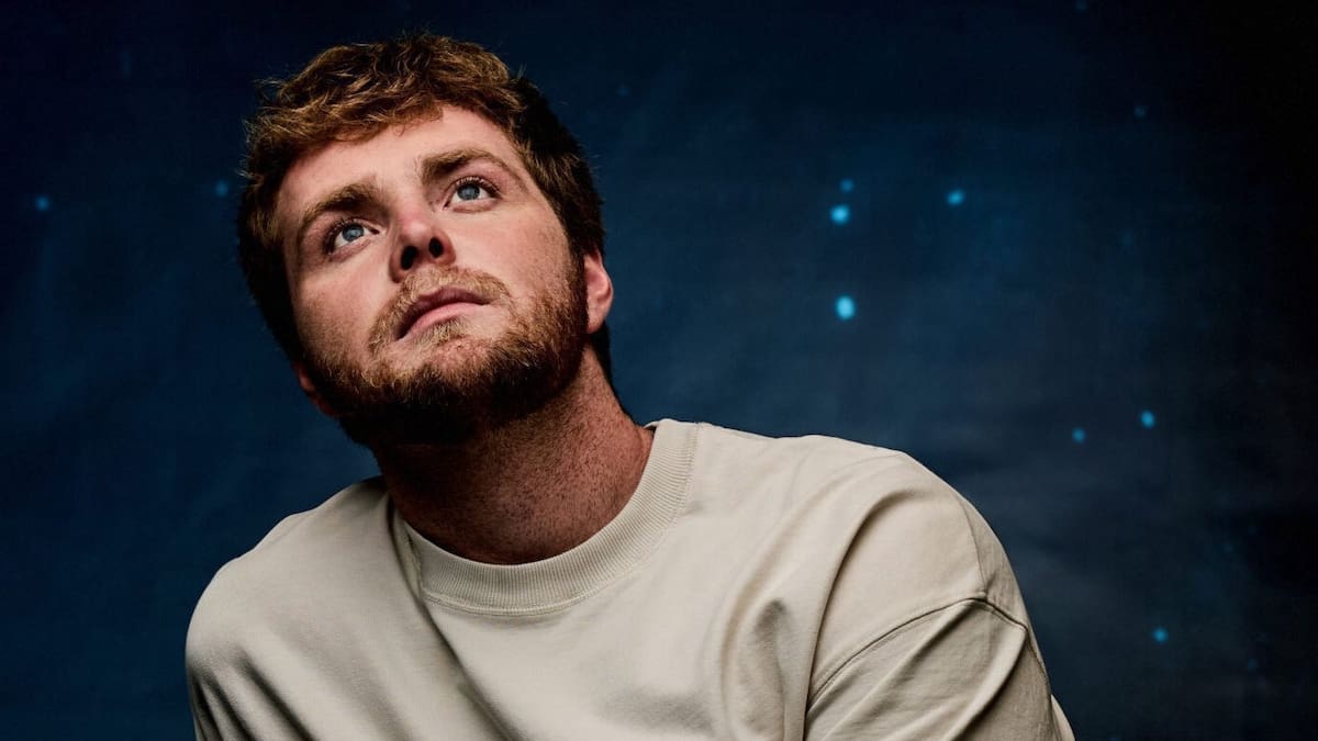 Alex Warren comparte cómo se rompe al escuchar por primera vez la voz de su padre tras su fallecimiento cuando él era un niño
