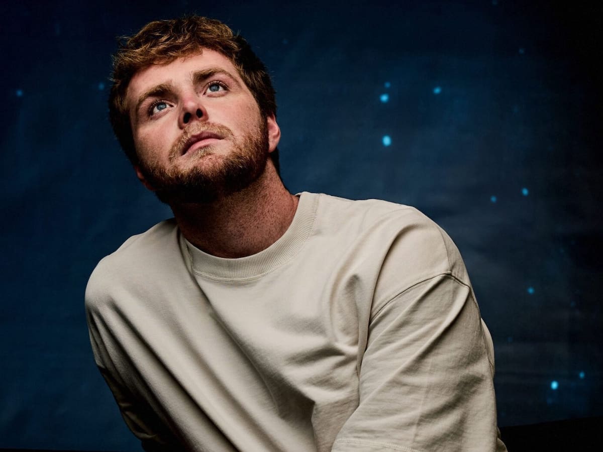 Alex Warren comparte cómo se rompe al escuchar por primera vez la voz de su padre tras su fallecimiento cuando él era un niño