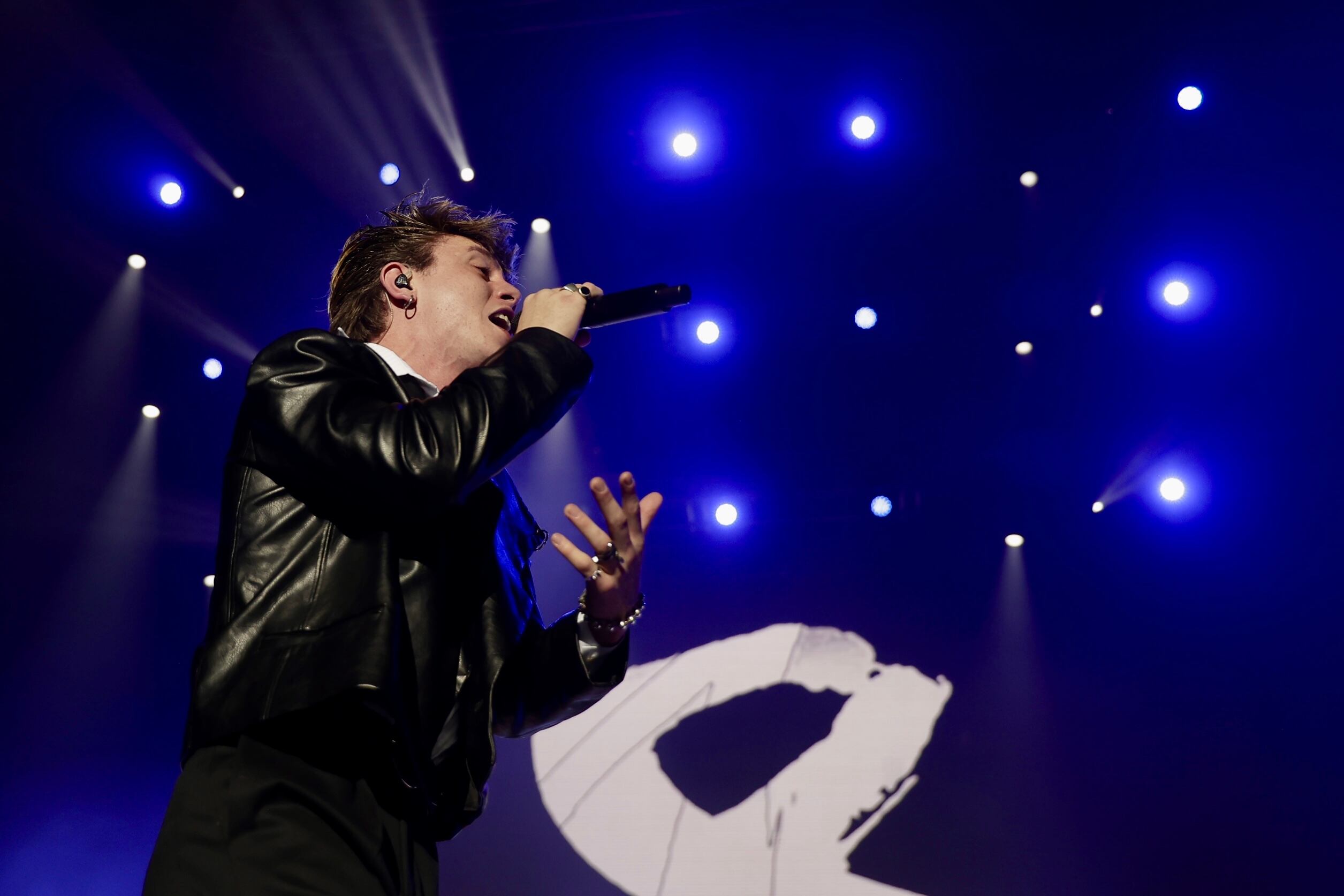 Efectivamente, Walls tiene concierto en la única arena de Madrid y seguro que cantará el tema que nos ha hecho temblar hoy que fue viral antes siquiera de salir a la luz: 'Haz lo que quieres conmigo'.