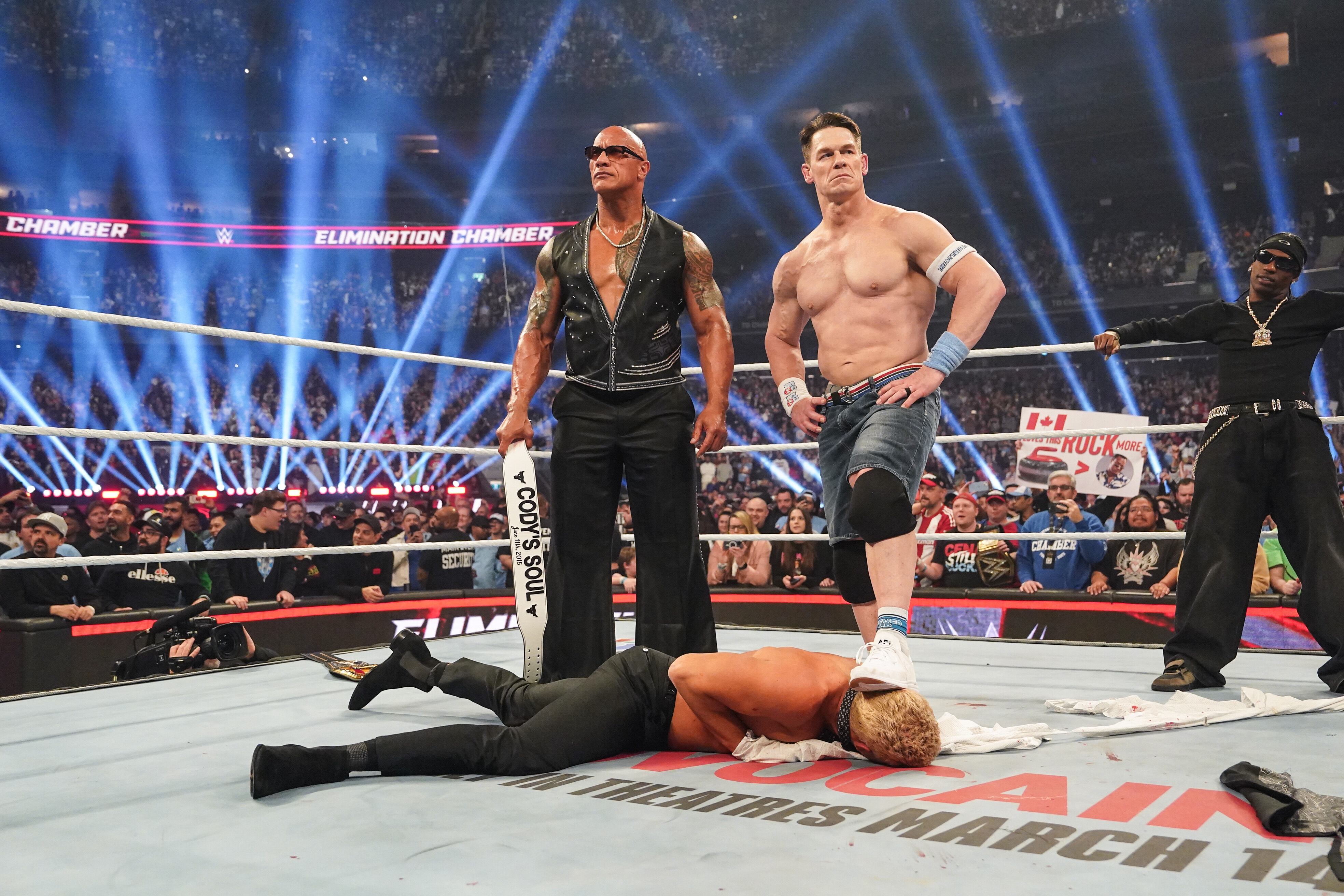 Dwayne &quot;La Roca&quot; Johnson, John Cena, y Travis Scott contra Cody Rhodes durante WWE Elimination Chamber 2025.
