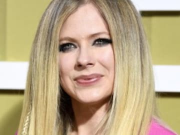 Avril Lavigne se ríe de la leyenda urbana de su muerte en Flames