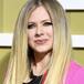 Avril Lavigne se ríe de la leyenda urbana de su muerte en Flames