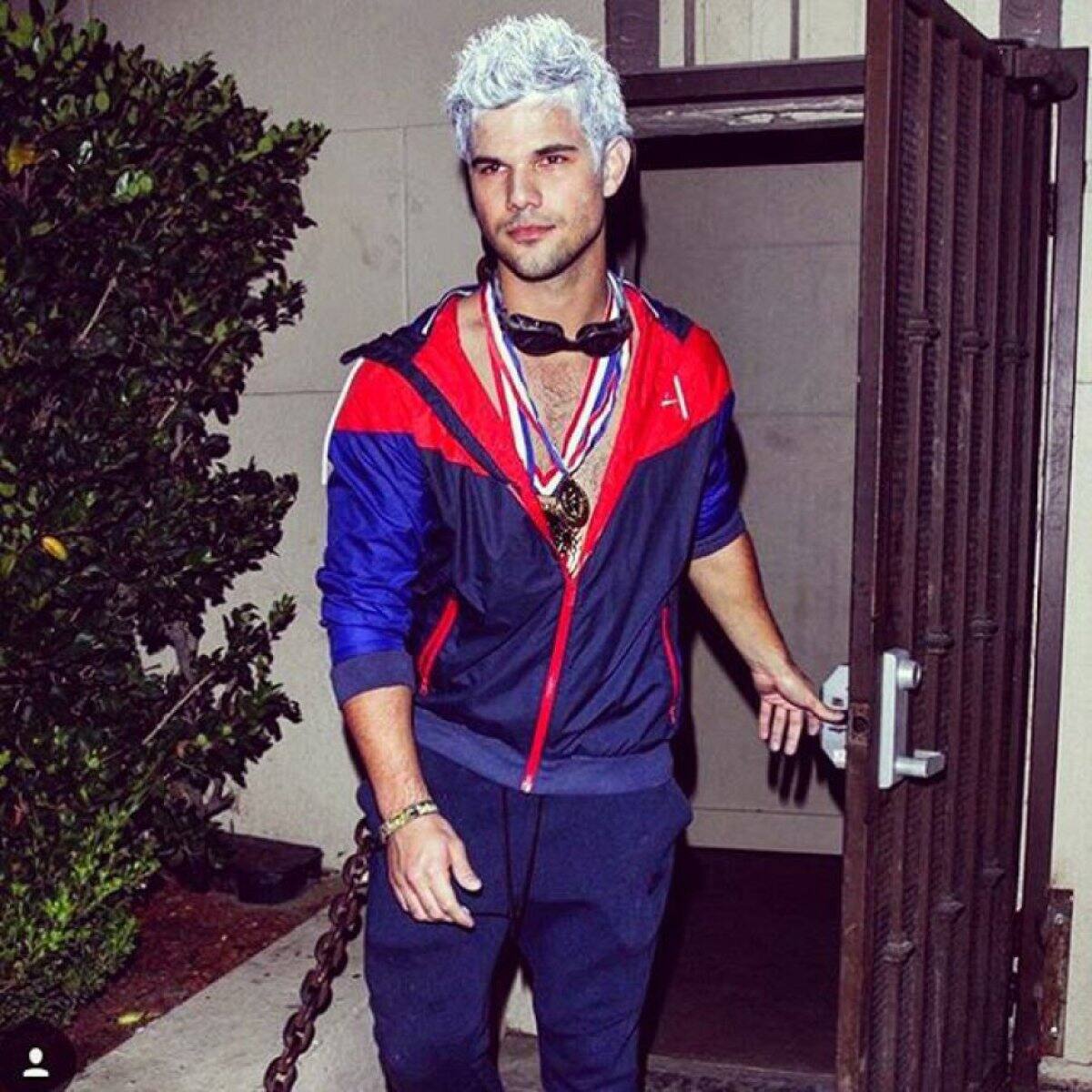 Taylor Lautner, disfrazado de nadador olímpico