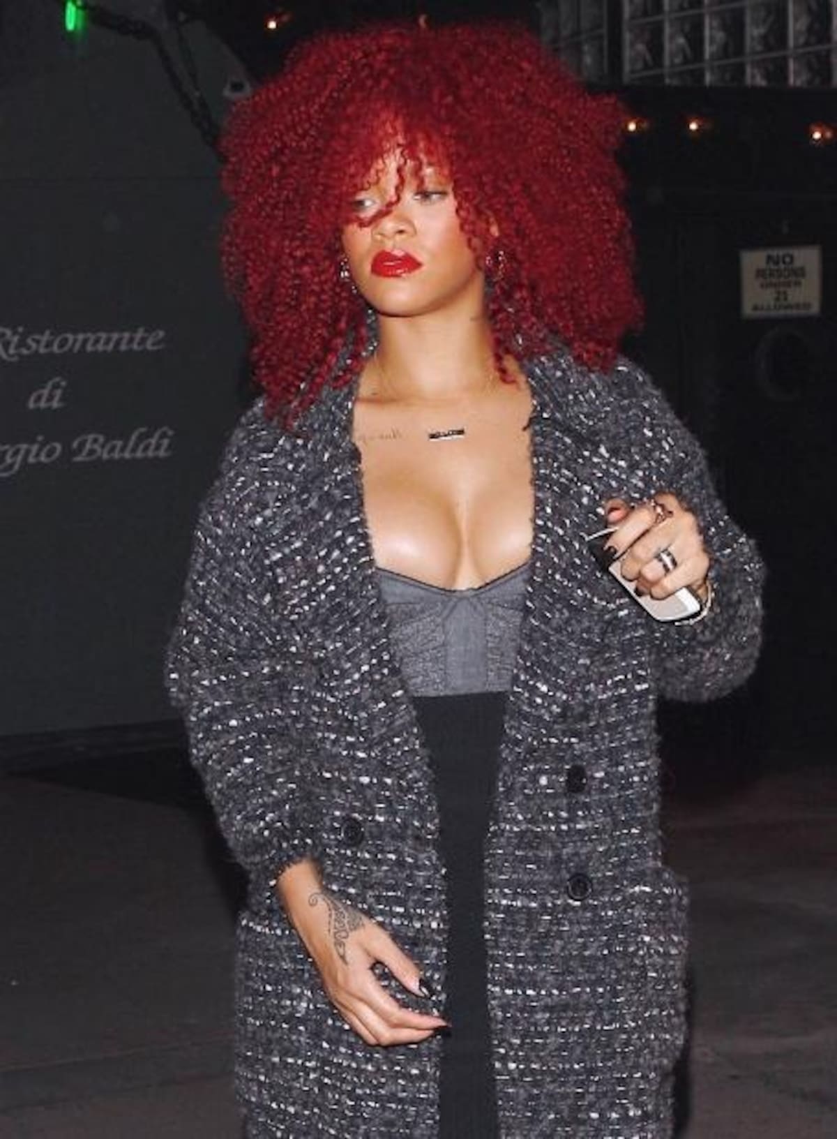 ¿No os recuerda el pelo de Rihanna al actor secundario Bob, el personaje de los Simpsons? Menos mal que la de Barbados se dió cuenta a tiempo de su GRAVISIMO error y se cambió de peinado. Pero Rihanna, con lo guapa que vas siempre... ¿cómo se te ocurrió hacerte semejante peinado?