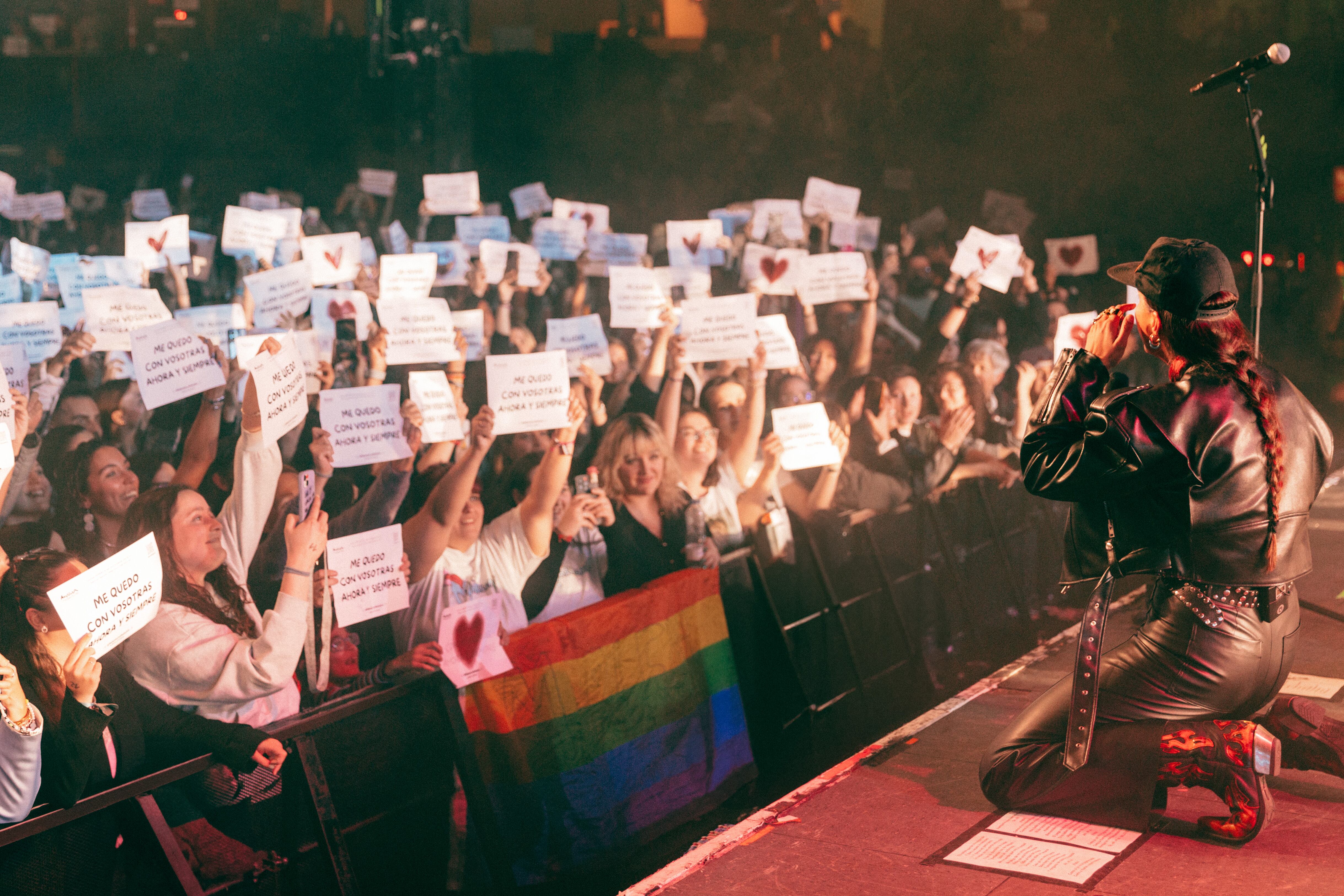 Tanto fue así que la sala se llenó de carteles para protagonizar un bonito momento en homenaje a las dos artistas madrileñas. "Me quedo con vosotras ahora y siempre", se leía entre el público.