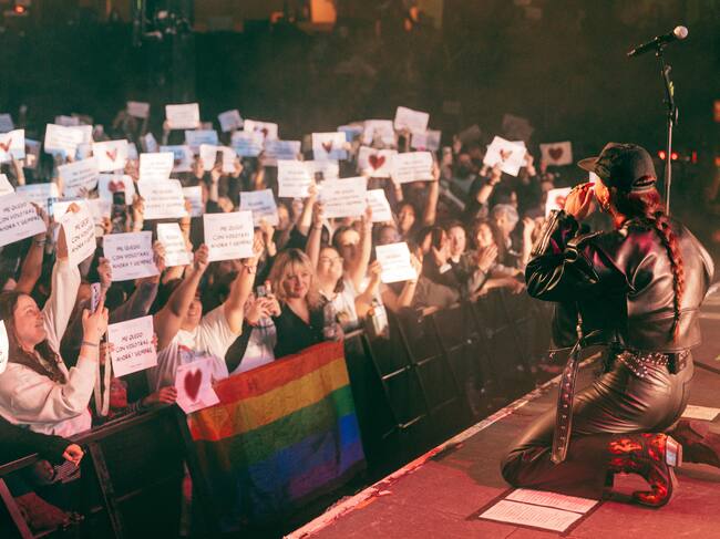 Tanto fue así que la sala se llenó de carteles para protagonizar un bonito momento en homenaje a las dos artistas madrileñas. "Me quedo con vosotras ahora y siempre", se leía entre el público.