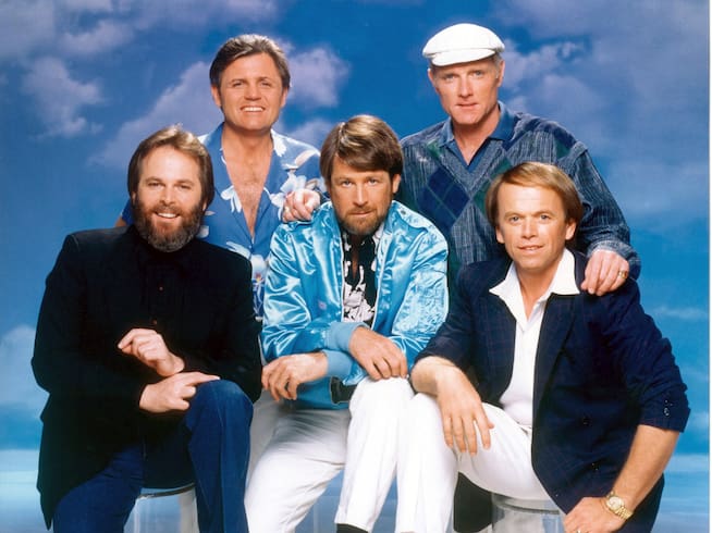 Carl Wilson, Bruce Johnston, Brian Wilson, Mike Love y Al Jardine, integrantes de The Beach Boys, en 1987.