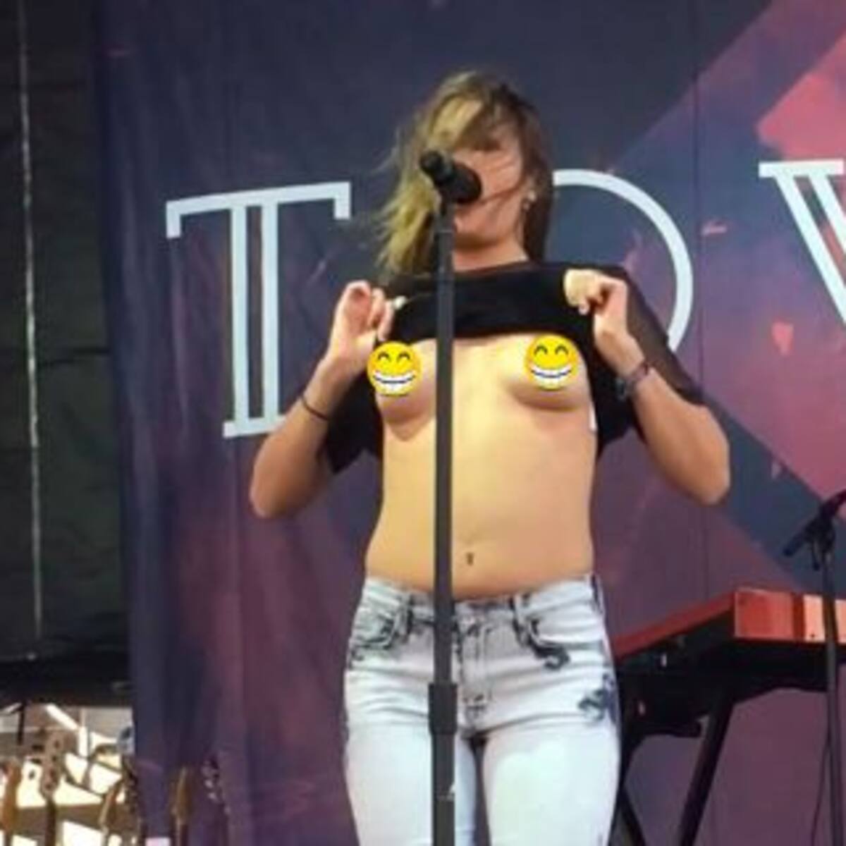 Tove Lo se sacó la remera en pleno recital