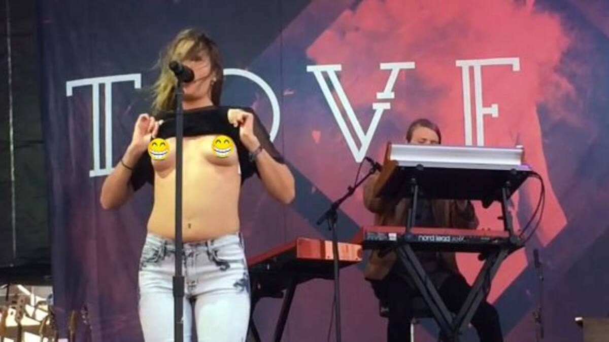 Tove Lo se sacó la remera en pleno recital